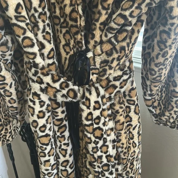 NWB Minky Couture Luxurious And Soft Leopard Print Robe - Picture 3 of 13